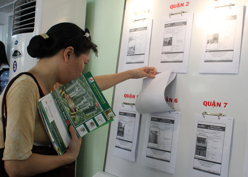 Khách hàng tham khảo giá cả của dòng sản phẩm nhà phố tại một hội chợ bất động sản ở TP HCM. Ảnh: Vũ Lê. Khách hàng tham khảo giá cả của dòng sản phẩm nhà phố tại một hội chợ bất động sản ở TP HCM. Ảnh: Vũ Lê.