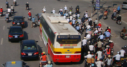 Xe buýt là phương tiện đi lại chủ yếu đối với học sinh, sinh viên và người lao động có thu nhập thấp. Ảnh minh họa: LD. Xe buýt là phương tiện đi lại chủ yếu đối với học sinh, sinh viên và người lao động có thu nhập thấp. Ảnh minh họa: LD.