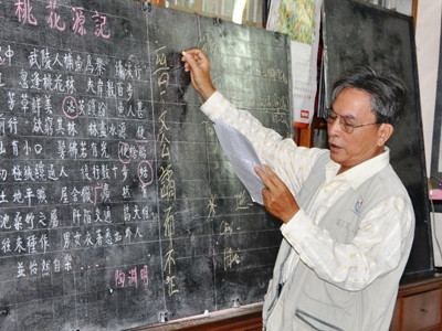 Học viên” kiêm“thầy giáo” miệt mài, tâm huyết trong giờ lên lớp. Ảnh: Nguyễn Huy. Học viên” kiêm“thầy giáo” miệt mài, tâm huyết trong giờ lên lớp. Ảnh: Nguyễn Huy.