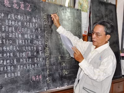 Học viên” kiêm“thầy giáo” miệt mài, tâm huyết trong giờ lên lớp. Ảnh: Nguyễn Huy.
