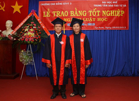 Hai cựu giáo viên trung học trong ngày nhận bằng khi đã ở tuổi U70. Hai cựu giáo viên trung học trong ngày nhận bằng khi đã ở tuổi U70.