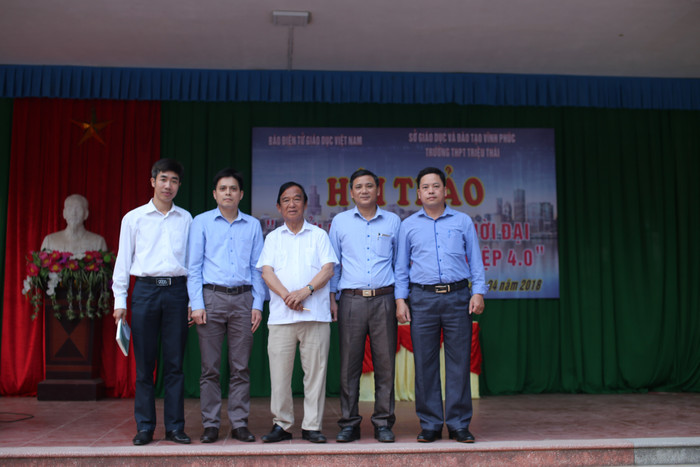 Giáo sư Nguyễn Lân Dũng và Ban giám hiệu Trường Trung học Phổ thông Triệu Thái. Giáo sư Nguyễn Lân Dũng và Ban giám hiệu Trường Trung học Phổ thông Triệu Thái.