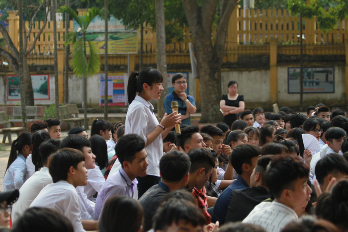 Học sinh hào hứng đặt câu hỏi với Giáo sư Nguyễn Lân Dũng. (Ảnh: Đỗ Thơm) Học sinh hào hứng đặt câu hỏi với Giáo sư Nguyễn Lân Dũng. (Ảnh: Đỗ Thơm)