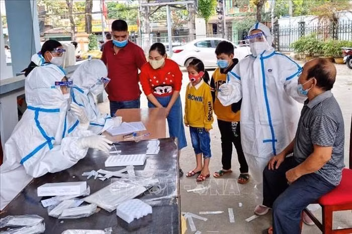 Cán bộ y tế lấy mẫu xét nghiệm tất cả các công dân trên địa bàn phường Ngọc Hà và các cháu học sinh trường Tiểu học Trần Phú (thành phố Hà Giang, Hà Giang). Ảnh: Minh Tâm/TTXVN.