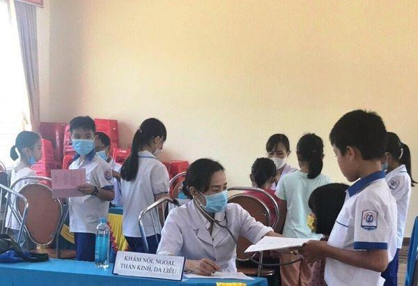 Học sinh trên địa bàn huyện Vĩnh Linh được Trung tâm Y tế huyện Vĩnh Linh khám và bảo vệ chăm sóc sức khỏe. Học sinh trên địa bàn huyện Vĩnh Linh được Trung tâm Y tế huyện Vĩnh Linh khám và bảo vệ chăm sóc sức khỏe.