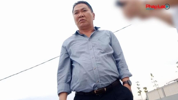 Người đàn ông được cho là Phó giáo sư - Tiến sĩ khoa học Bùi Xuân Biên – Chủ tịch Hội đồng quản trị trường Đại học Tài chính – Ngân hàng Hà Nội có lời nói, cử chỉ không giống với tác phong nghề giáo. (Ảnh: Pháp Luật Việt Nam) Người đàn ông được cho là Phó giáo sư - Tiến sĩ khoa học Bùi Xuân Biên – Chủ tịch Hội đồng quản trị trường Đại học Tài chính – Ngân hàng Hà Nội có lời nói, cử chỉ không giống với tác phong nghề giáo. (Ảnh: Pháp Luật Việt Nam)