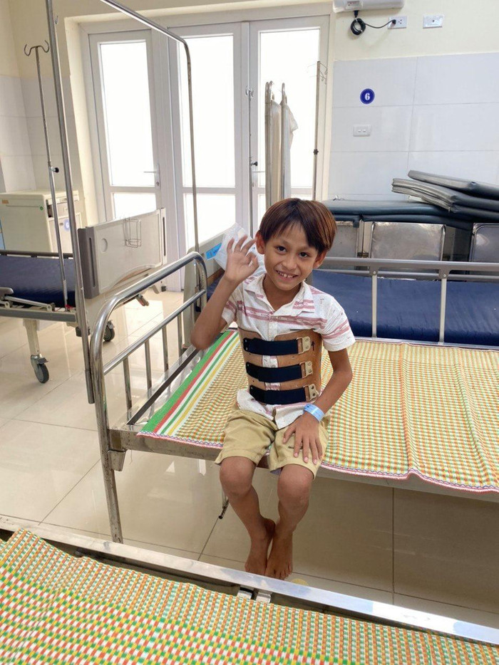 Nụ cười của Vàng Nhù Xa khi được phẫu thuật cột sống lưng thành công. Ảnh cô giáo Bùi Thị Minh Khuyên Nụ cười của Vàng Nhù Xa khi được phẫu thuật cột sống lưng thành công. Ảnh cô giáo Bùi Thị Minh Khuyên