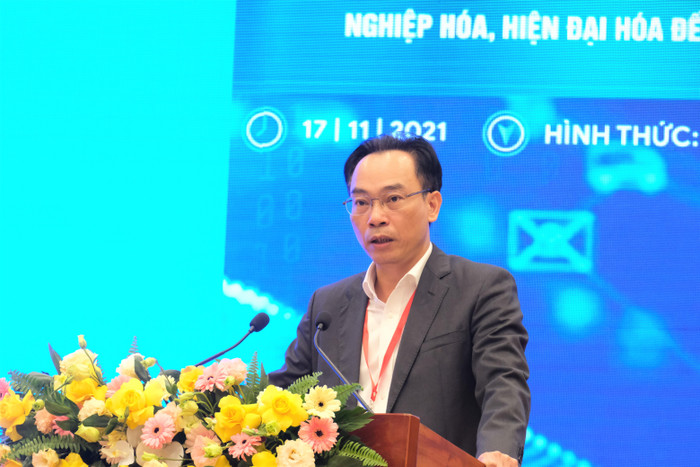 Thứ trưởng Bộ Giáo duc và Đào tạo Nguyễn Trường Sơn phát biểu tại Hội thảo. Ảnh: LC