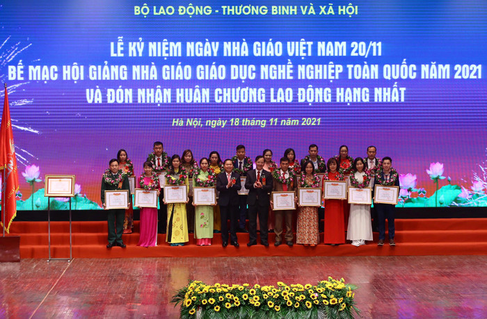 Tổng Cục giáo dục nghề nghiệp vinh danh 161 cá nhân, tập thể đạt thành tích cao tại Hội giảng Nhà giáo Giáo dục nghề nghiệp Toàn quốc năm 2021. Ảnh: Ban tổ chức