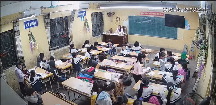 Hình ảnh học sinh tụm năm tụm ba làm việc riêng trong giờ học của cô Tuất. Hình ảnh cắt từ clip: Đình Hùng Hình ảnh học sinh tụm năm tụm ba làm việc riêng trong giờ học của cô Tuất. Hình ảnh cắt từ clip: Đình Hùng