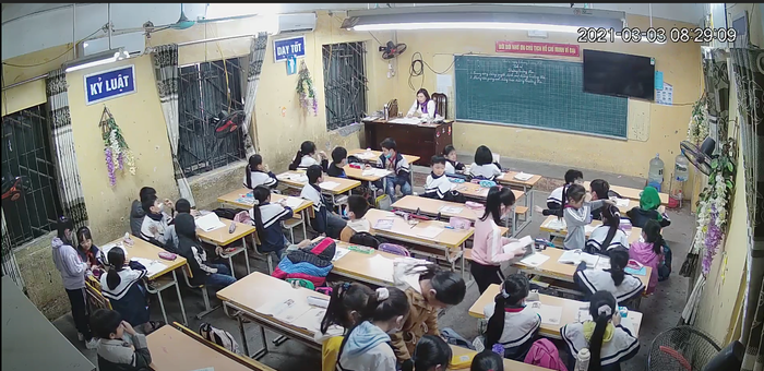 Hình ảnh học sinh tụm năm tụm ba làm việc riêng trong giờ học của cô Tuất. Hình ảnh cắt từ clip: Đình Hùng