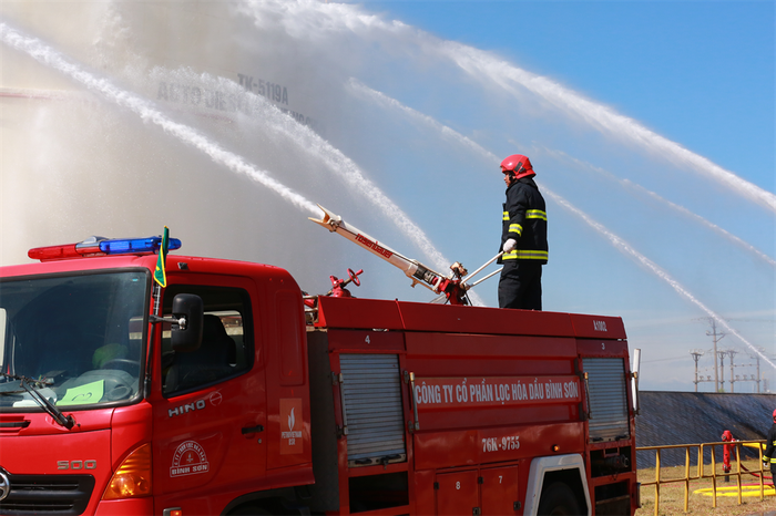 Lực lượng PCCC Công ty BSR triển khai phương án chữa cháy. 5.jpg