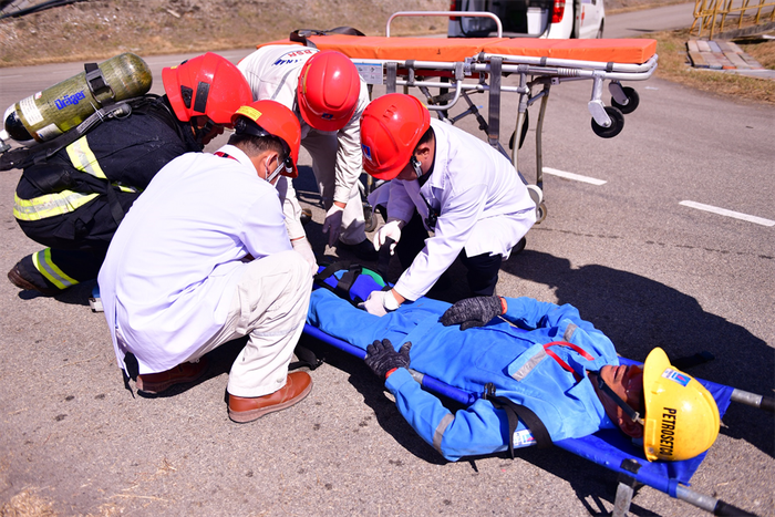 Công nhân làm việc tại khu bể chứa trung gian bị thương, được sơ cứu và chuyển đến bệnh viện. 4.jpg