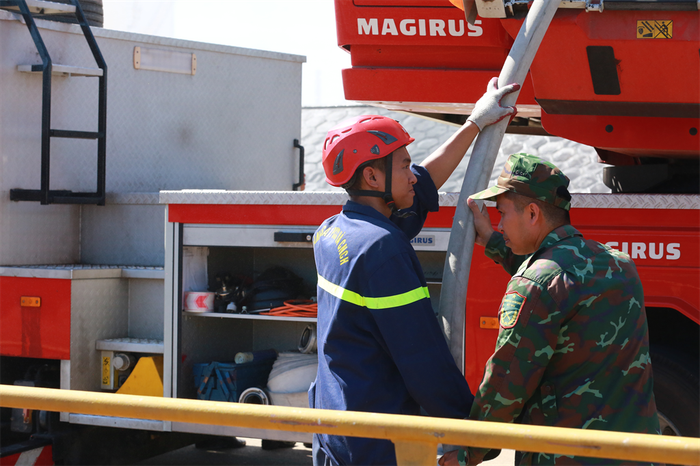 Các lực lượng chức năng khác của Công an tỉnh Quảng Ngãi được tăng cường nhân sự trợ giúp lực lượng chữa cháy. 7.jpg