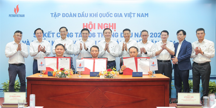 PVEP, PVOIL và BSR ký kết hợp đồng nguyên tắc cung cấp dài hạn dầu thô Đại Hùng cho Nhà máy lọc dầu Dung Quất giai đoạn 2024 - 2027. pvep-ky-ket-cac-hop-dong-cung-cap-dau-tho-va-khi-20240714133626.jpg