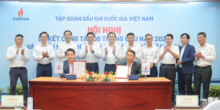 PVEP và PV GAS ký kết biên bản ghi nhớ về thỏa thuận cung cấp và tiêu thụ khí mỏ Kỳ Lân, Lô 103&107. pvep-ky-ket-cac-hop-dong-cung-cap-dau-tho-va-khi-20240714133629.jpg
