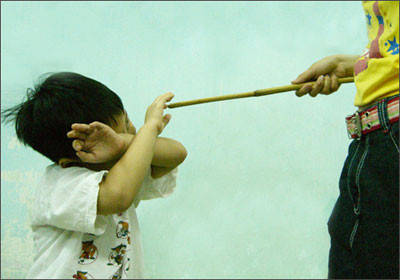 Lì lợm một khi đã hình thành trong nhân cách của trẻ thì rất cứng đầu, khó lòng lay chuyển được. Lì lợm một khi đã hình thành trong nhân cách của trẻ thì rất cứng đầu, khó lòng lay chuyển được.