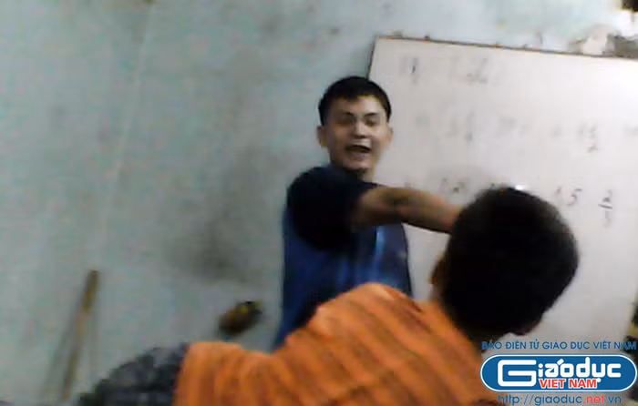 Những nạn nhân trong clip có cả nam lẫn nữ, chừng 13-14 tuổi lần lượt nằm úp lên mặt bàn, im lặng chịu đòn