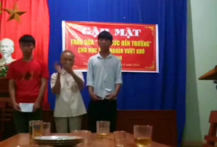 Trần Đình Xuân Sang và Trần Tuấn Vũ trong buổi lễ trao quà "Tiếp sức đến trường". (Ảnh: H.Đ) Trần Đình Xuân Sang và Trần Tuấn Vũ trong buổi lễ trao quà "Tiếp sức đến trường". (Ảnh: H.Đ)