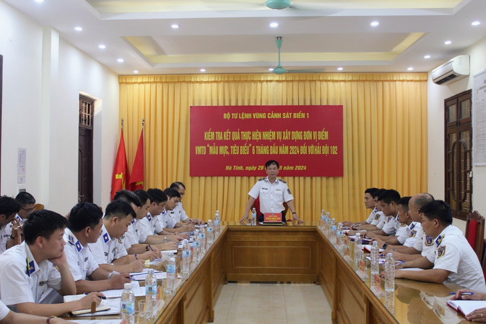 Quang cảnh buổi làm việc. z5488494839745_90eb4e8e55c8df2f0202e451b107eb4f.jpg
