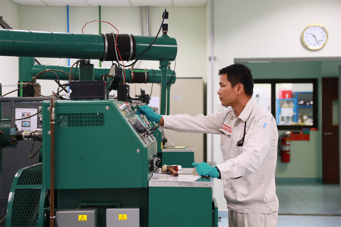 Với đội ngũ nhân sự dày dặn kinh nghiệm, trang thiết bị hiện đại và bộ những phương pháp, đánh giá được công nhận, BSR tự tin có thể thực hiện và cung cấp các dịch vụ như thử nghiệm phân tích mẫu bên ngoài; vụ đào tạo nhân sự OJT; tư vấn, đào tạo, đánh giá hệ thống; vận hành, kiểm tra, bảo dưỡng thiết bị phân tích Phòng Thí nghiệm … 9.jpg