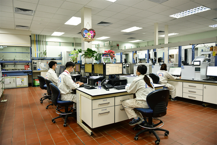 Ban Quản lý chất lượng của BSR có 47 Crude Oil Assay do chính các nhân sự thực hiện và dự kiến sẽ hoàn thành xây dựng thêm 5 Crude Oil Assay trong thời gian tới. Với 1 Crude Oil Assay sẽ tốn chi phí tự thực hiện khoảng 300 triệu đồng và giá thuê dịch vụ bên ngoài khoảng 700 triệu đồng, Ban Quản lý chất lượng đã giúp BSR tiết kiệm khoảng 400 triệu đồng/ Crude Oil Assay. Loc dau Dung quat.jpg