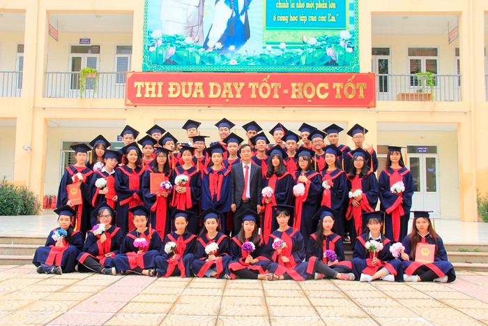 Thầy Hoàng Đại Việt và các học sinh thân yêu của mình. (Ảnh: NVCC) Thầy Hoàng Đại Việt và các học sinh thân yêu của mình. (Ảnh: NVCC)