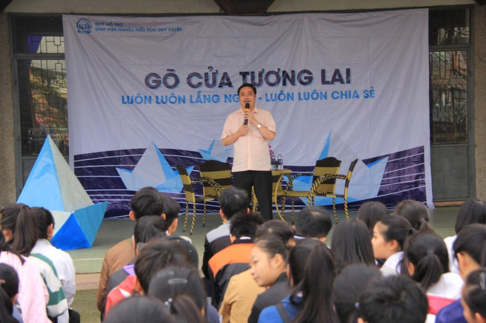 Chương trình do Quỹ hỗ trợ sinh viên nghèo hiếu học huyện Duy Xuyên tài trợ với mong muốn giúp con em quê hương định hướng con đường lập thân, lập nghiệp. Ảnh: Khánh Linh Chương trình do Quỹ hỗ trợ sinh viên nghèo hiếu học huyện Duy Xuyên tài trợ với mong muốn giúp con em quê hương định hướng con đường lập thân, lập nghiệp. Ảnh: Khánh Linh