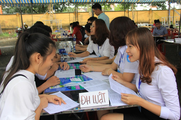 Các anh chị sinh viên đang tư vấn, hé lộ những điều chưa biết về Đại học cho các em học sinh lớp 12 trên địa bàn Quảng Nam. Ảnh: Khánh Linh Các anh chị sinh viên đang tư vấn, hé lộ những điều chưa biết về Đại học cho các em học sinh lớp 12 trên địa bàn Quảng Nam. Ảnh: Khánh Linh