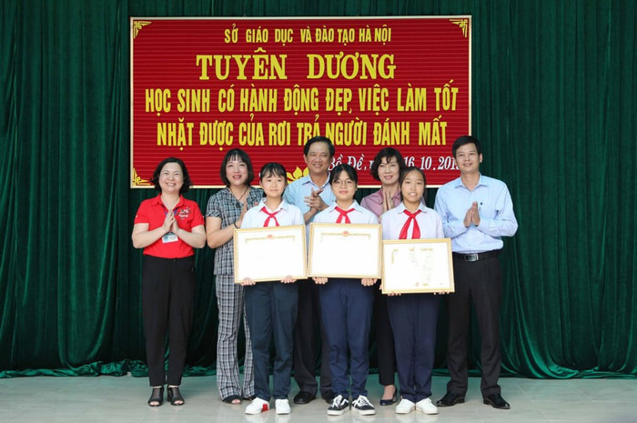 3 học sinh tại buổi lễ tuyên dương ngày 16/10. Ảnh: Nhà trường cung cấp