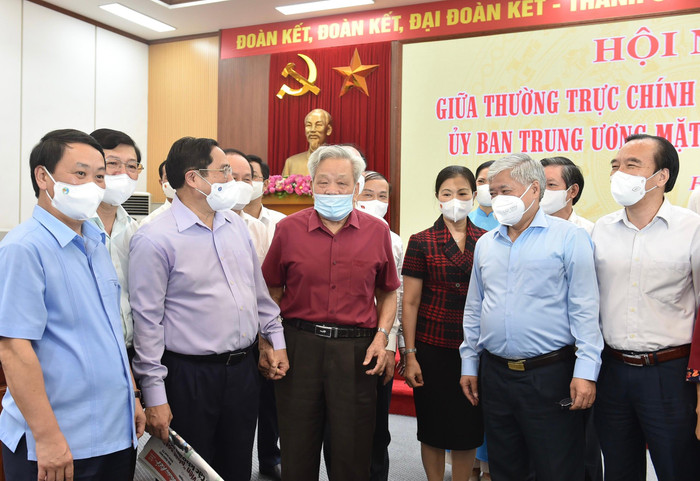 Thủ tướng trao đổi cùng các đại biểu dự Hội nghị. Ảnh: VGP Thủ tướng trao đổi cùng các đại biểu dự Hội nghị. Ảnh: VGP