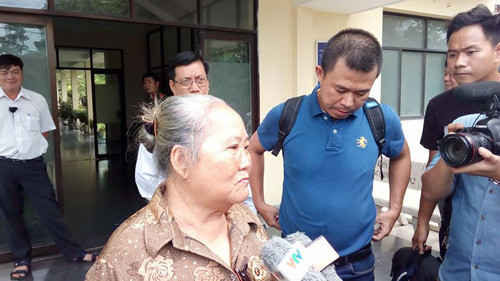 Bà Lê Thị The, 1 trong 7 hộ dân trả lời phỏng vấn báo đài sau cuộc họp. (Ảnh: H.L) Bà Lê Thị The, 1 trong 7 hộ dân trả lời phỏng vấn báo đài sau cuộc họp. (Ảnh: H.L)