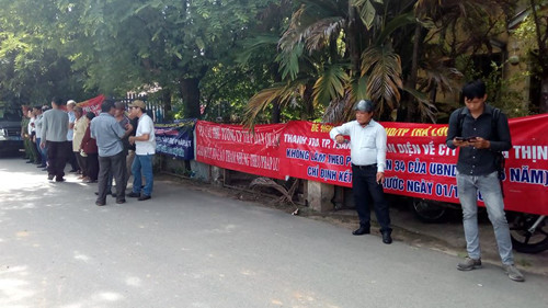 Nhiều tấm băng rôn được treo phía trước nơi diễn ra cuộc tiếp xúc với đại diện các hộ dân. (Ảnh: H.L) Nhiều tấm băng rôn được treo phía trước nơi diễn ra cuộc tiếp xúc với đại diện các hộ dân. (Ảnh: H.L)