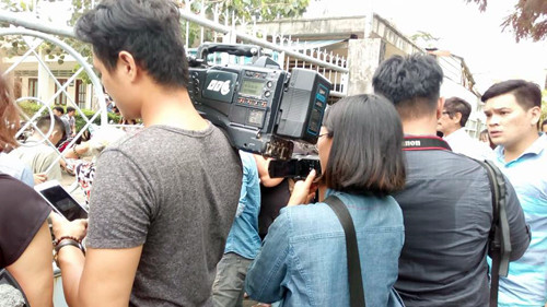 Nhiều phóng viên báo đài từ Trung ương đến địa phương ở bên ngoài chờ thông tin cuộc họp. (Ảnh: H.L) Nhiều phóng viên báo đài từ Trung ương đến địa phương ở bên ngoài chờ thông tin cuộc họp. (Ảnh: H.L)