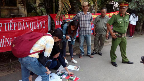 Người dân sẵn sàng trình bày với phóng viên tất cả những thông tin liên quan đến dự án khu đô thị mới Thủ Thiêm. (Ảnh: H.L) Người dân sẵn sàng trình bày với phóng viên tất cả những thông tin liên quan đến dự án khu đô thị mới Thủ Thiêm. (Ảnh: H.L)