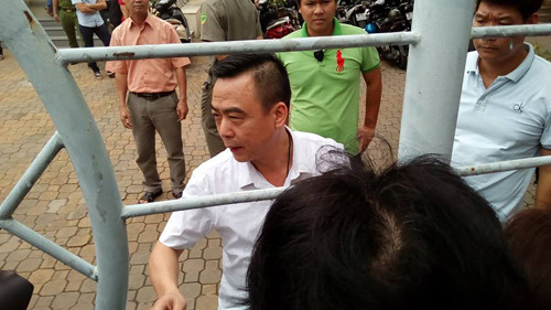 Ông Nguyễn Hồng Điệp – Trưởng Ban Tiếp công dân Trung ương (áo trắng) trấn an người dân sau cuộc họp. (Ảnh: H.L) Ông Nguyễn Hồng Điệp – Trưởng Ban Tiếp công dân Trung ương (áo trắng) trấn an người dân sau cuộc họp. (Ảnh: H.L)