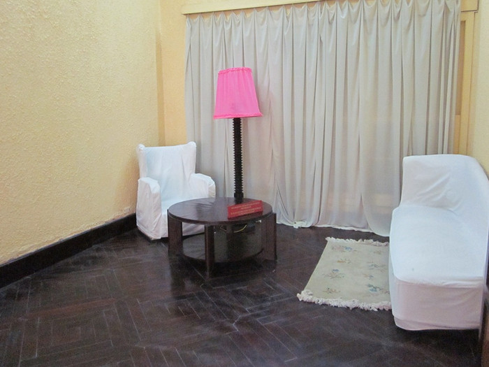 Chiếc bàn ở gác 2 vẫn bài trí như cách đây 73 năm. (Ảnh: Đỗ Thơm)