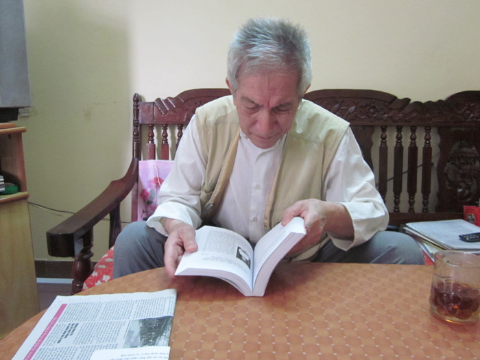 Ông Trịnh Lương lật giở các tài liệu liên quan đến ngôi nhà 48 Hàng Ngang. (Ảnh: Đỗ Thơm)