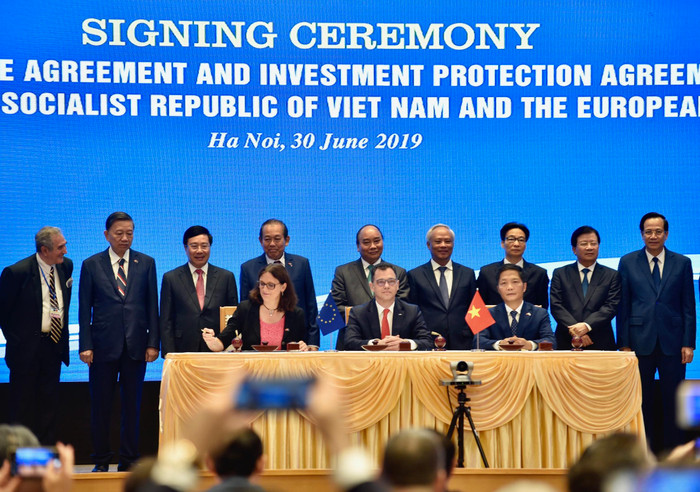 Bộ trưởng Công thương - ông Trần Tuấn Anh cùng Bộ trưởng Bộ Môi trường kinh doanh, Thương mại và doanh nghiệp Romania, Đại diện Hội đồng EU Stefan-Radu Oprea và bà Cecilia Malmstrom, Cao ủy Thương mại EU, ký Hiệp định Thương mại tự do Việt Nam - EU. Ảnh: VGP/Nhật Bắc