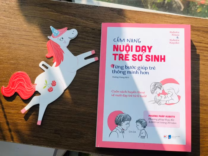 Cẩm nang nuôi dạy trẻ sơ sinh- Từng bước giúp trẻ thông minh hơn” là cuốn sách luôn nằm trong danh sách những cuốn sách nuôi dạy trẻ sơ sinh bán chạy nhất tại Nhật Bản.