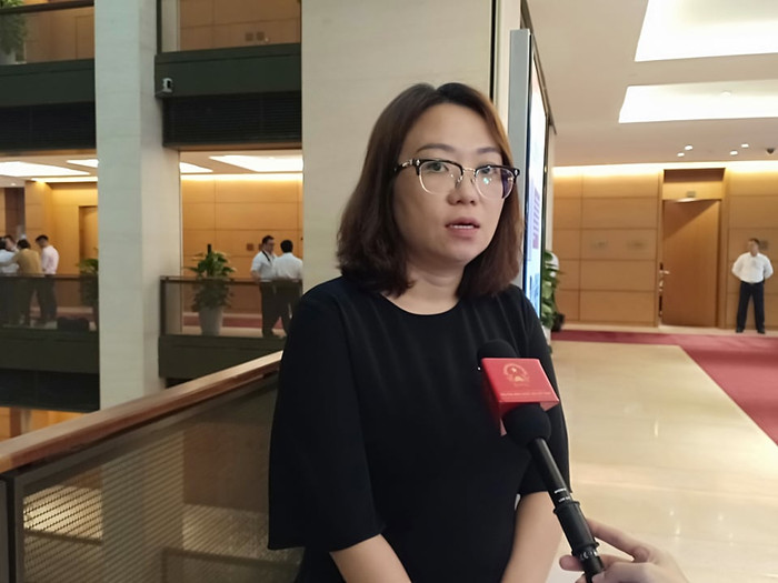 Đại biểu Phạm Thị Minh Hiền trao đổi với báo chí bên hành lang Quốc hội. Ảnh: Đỗ Thơm Đại biểu Phạm Thị Minh Hiền trao đổi với báo chí bên hành lang Quốc hội. Ảnh: Đỗ Thơm