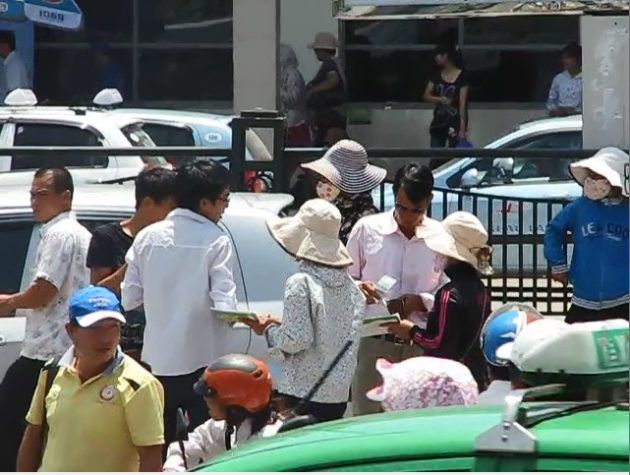 . Sau một lúc to tiếng, sĩ tử đã giằng co với các ả.. và cuối cùng phụ huynh sau đó phải cống nạp thêm 2 tờ 20 nghìn đồng ngậm ngùi bỏ đi trong ấm ức.