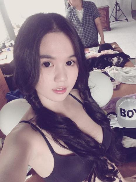 Người đẹp tự tin khoe làn da "trắng nõn" trong bộ đồ lót màu đen