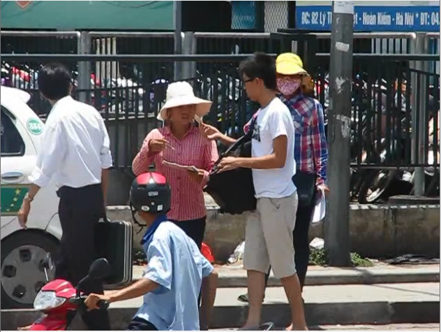 Một sĩ tử chân ướt chân ráo vừa đi ngang qua, ngạc nhiên khi có gói tăm trên tay với mệnh giá tiền là 50 nghìn phải cống nạp.