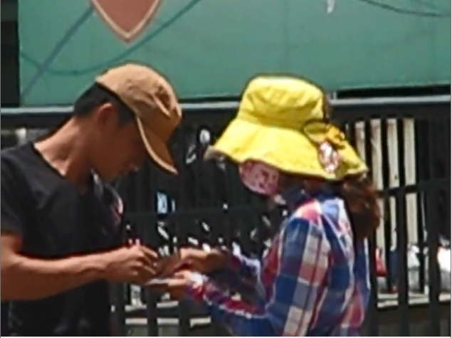 Cận cảnh thiếu nữ hướng dẫn cách ghi họ tên cho khách hàng được coi là “ tiềm năng” của mình.