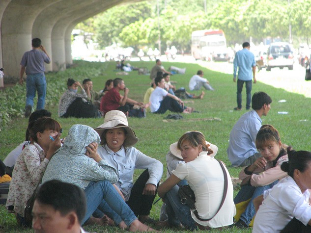 Một nhóm người khoảng gần chục người đang ngồi mắt đảo ngược, ngó nghiêng sau ống kính vì chưa thể “hành nghề” được.