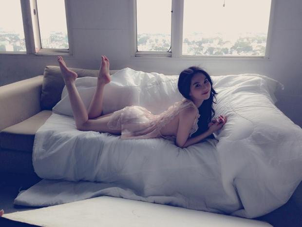 Chia sẻ trên trang cá nhân, cô cho biết: "Lâu rồi mới chụp lại hình sexy"