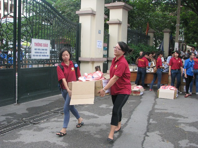 Rảo bước những suất cơm tới tận tay các sĩ tử.