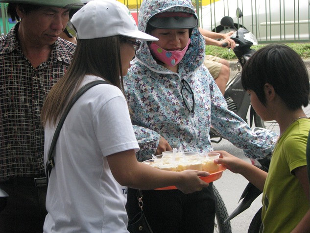 Ngoài ra, tại trường ĐH sư phạm I, nhóm "từ thiện thật" cũng đã mang tới 500 suất tào phớ tới các bậc phụ huynh đang chờ đợi con em mình quanh cổng trường.