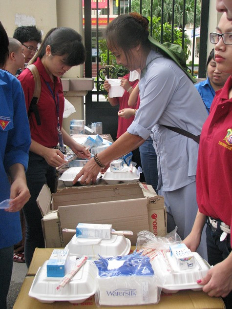 Những tấm lòng hảo tâm đang " đồng hành" cùng sĩ tử trong mùa thi năm nay.